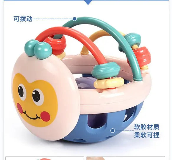 ブルーとピンクの配色が特徴のベビーラトルボールを側面から写した画像