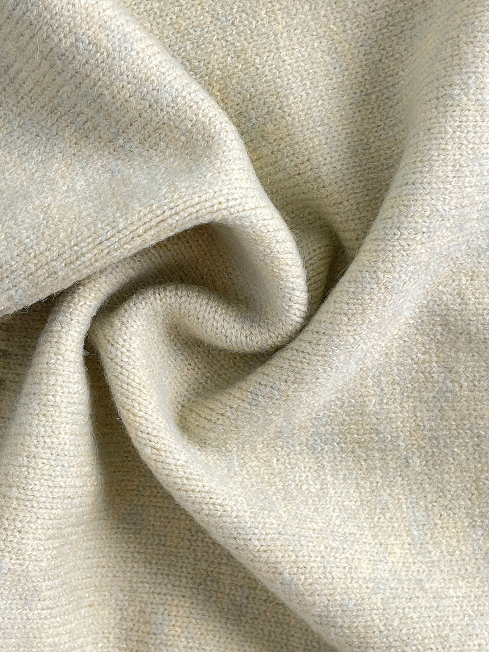 シンプルな背景の上に置かれた韓国風子どもニットトップスの商品写真