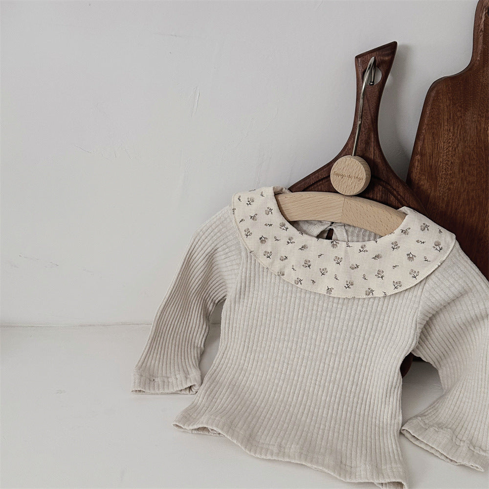 袖口のリブと身頃の質感が分かるベビー女の子長袖トップスのディテール写真