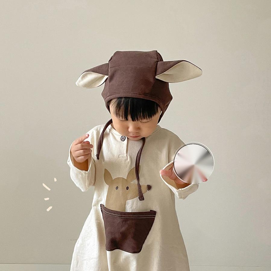 袖口と裾のディテールがわかる長袖カバーオールのクローズアップ