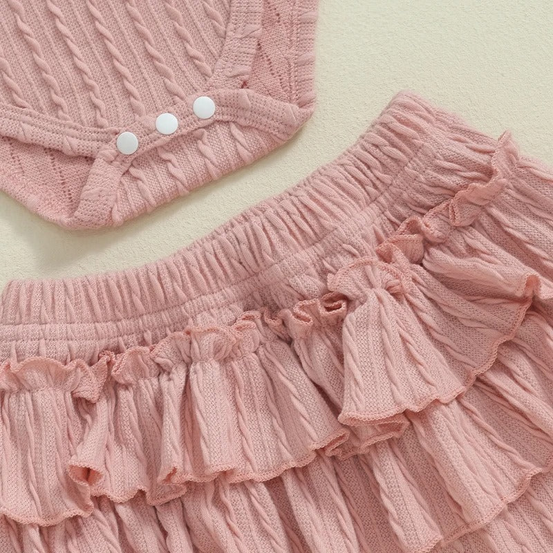 ウエストゴムとバックフリルが重なったピンクニットベビーロングパンツのデザインディテール