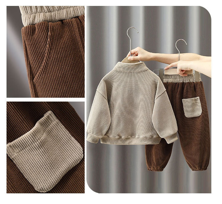 トップスとパンツをハンガーに掛けた韓国風キッズセットアップ