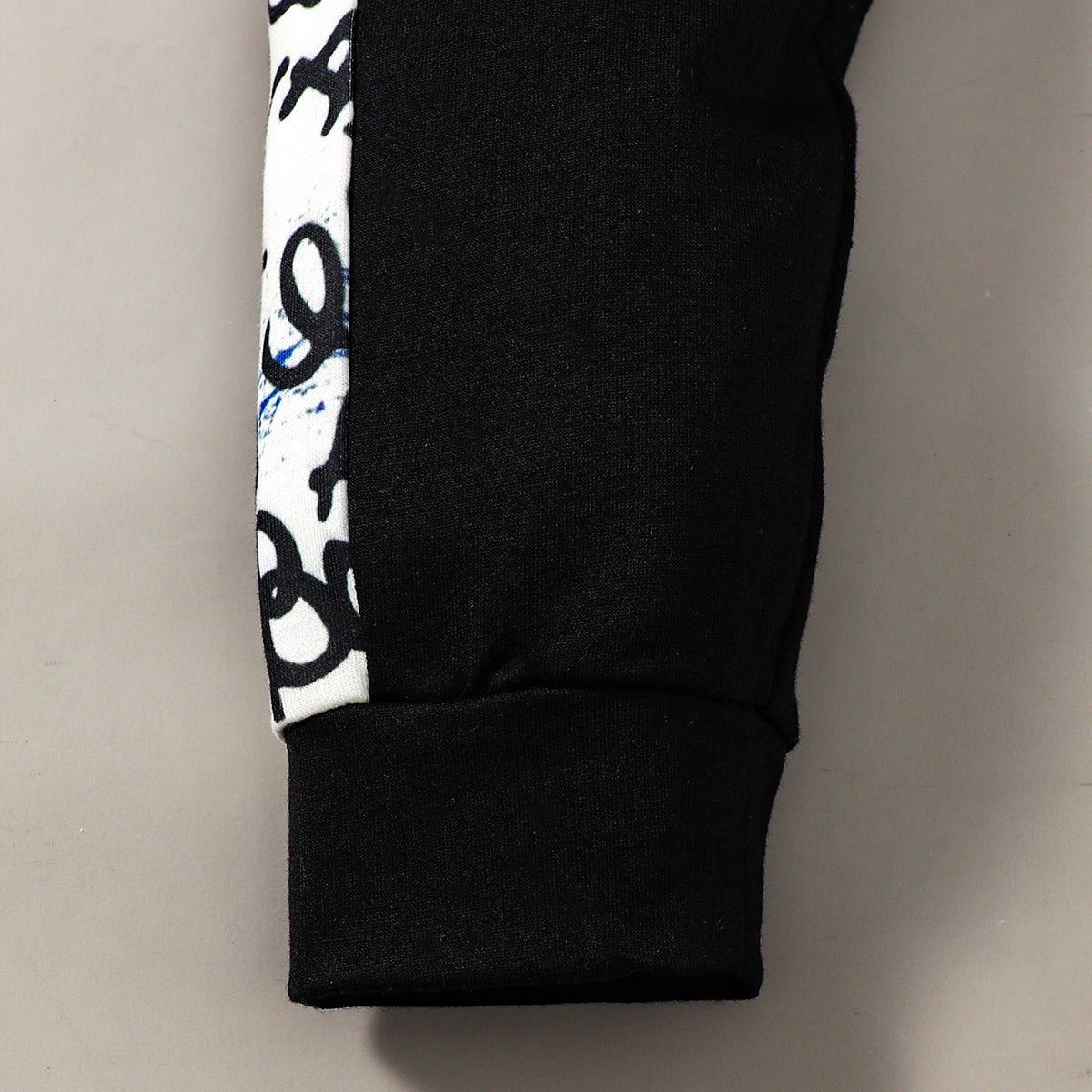 ストリート映えグラフィティが主役の 男の子長袖トレーナー&ロングパンツ上下セット プリントデザイン ポリエステル混 4~7歳