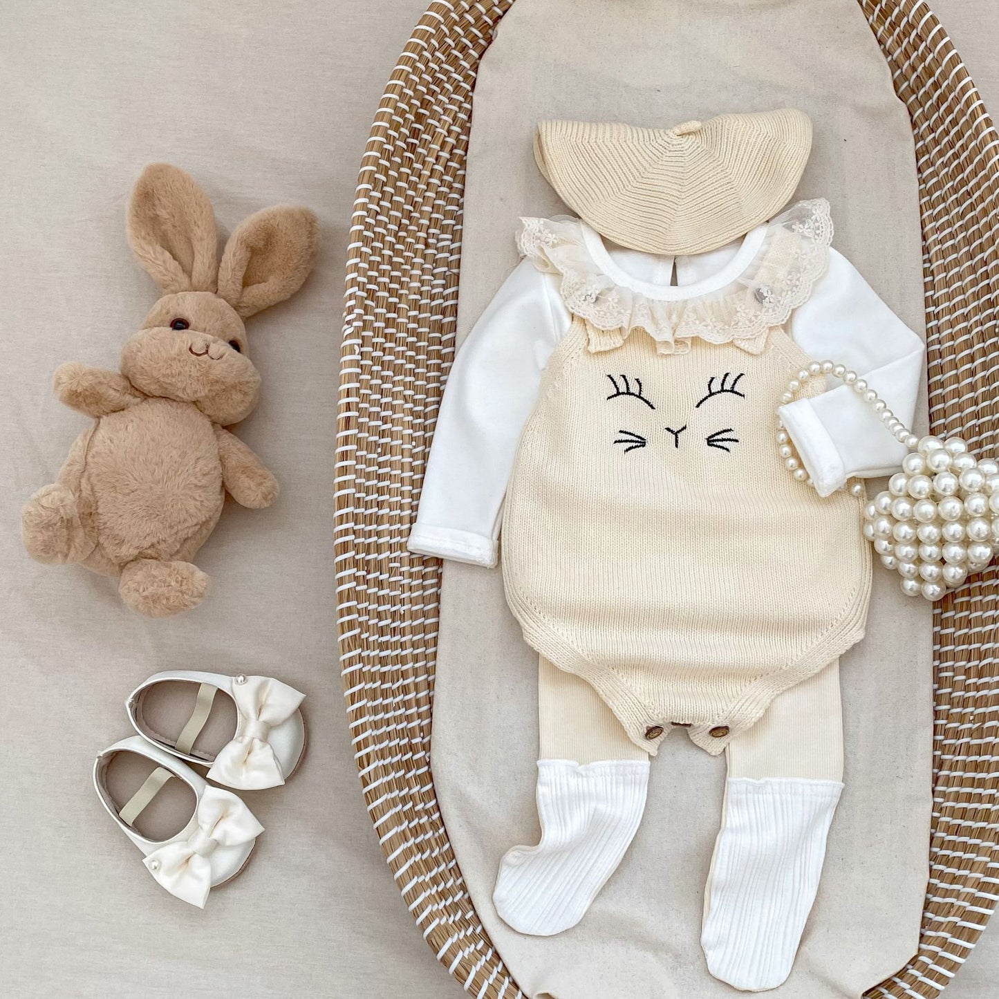 ベビー猫刺繍ニット肩ストラップ ボディスーツ|Almond White・ノースリーブ・コットン・やわらか伸縮・新生児~90cm