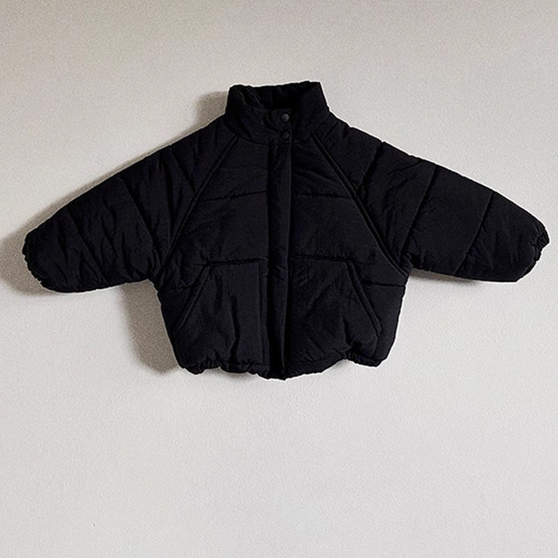 長袖デザインの袖ラインと縫製がわかるキッズジャケットのディテール写真