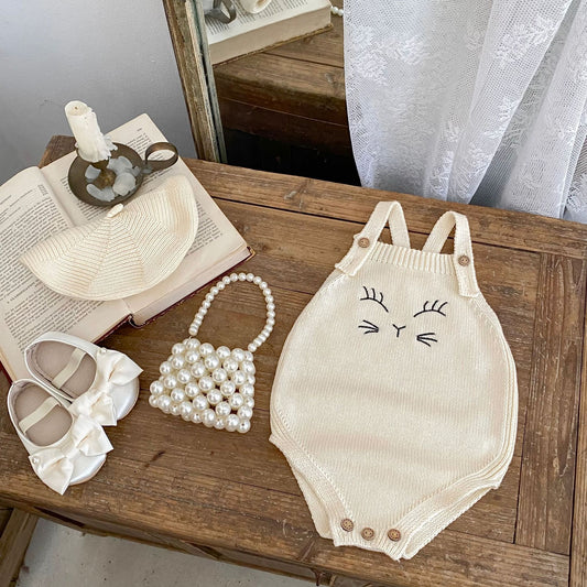 ベビー猫刺繍ニット肩ストラップ ボディスーツ|Almond White・ノースリーブ・コットン・やわらか伸縮・新生児~90cm