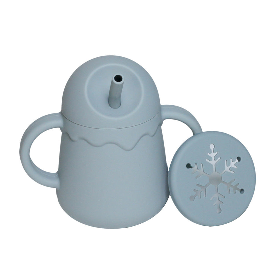 ウッドブルーのシリコン2in1ベビーカップをテーブルに置いた状態の画像(シリコンベビーカップ・子ども用コップ)