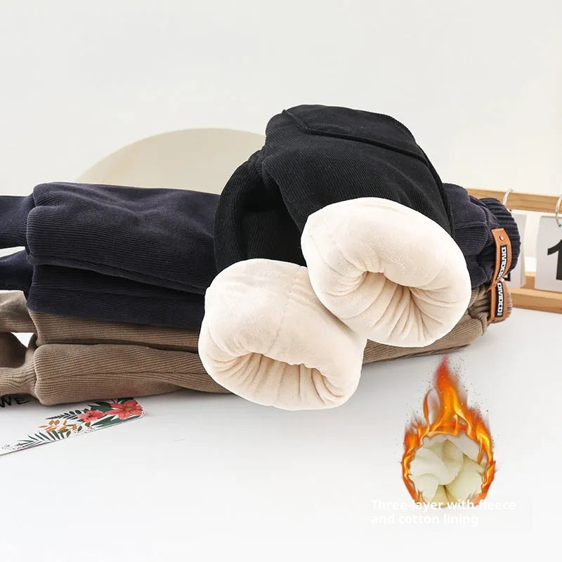 ラビットファー裏地が特徴の冬用キッズパンツディスプレイ