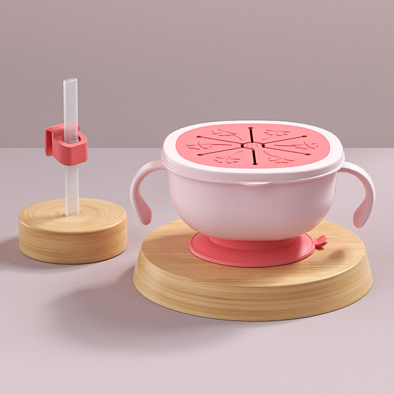 木製トレイの上に置かれたピンクのリーフストローベビーボウルとスタンド付きストロー