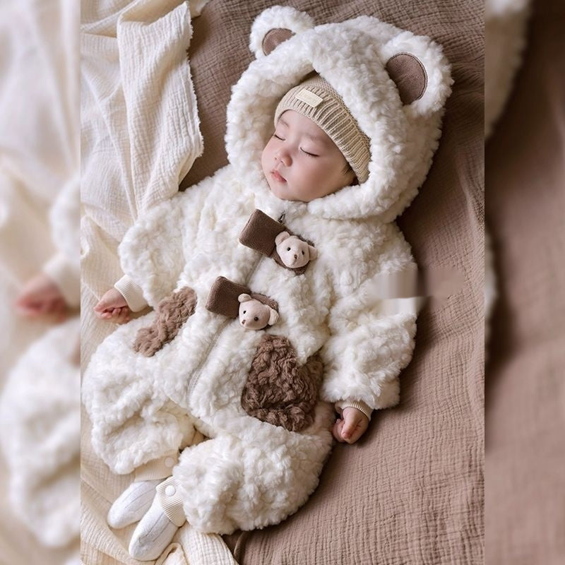 くま耳フードを被った赤ちゃんのあたたかそうな着用イメージ