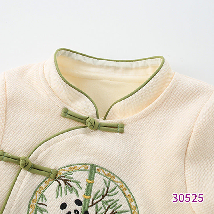 丸みのあるネックラインとチャイナボタンが特徴の中国風長袖ベビー服の襟元アップ