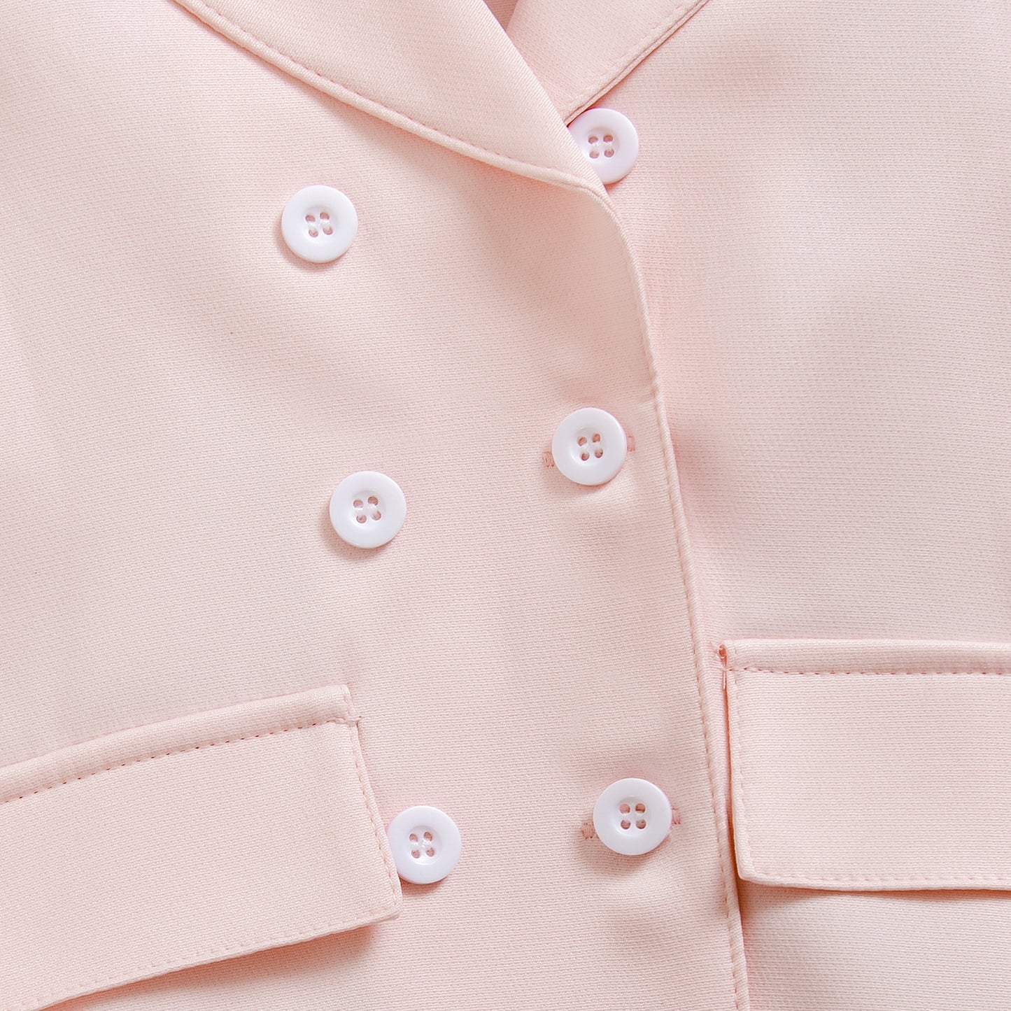 前ボタン付きピンクコートの胸元とポケット周りが分かるアップ画像
