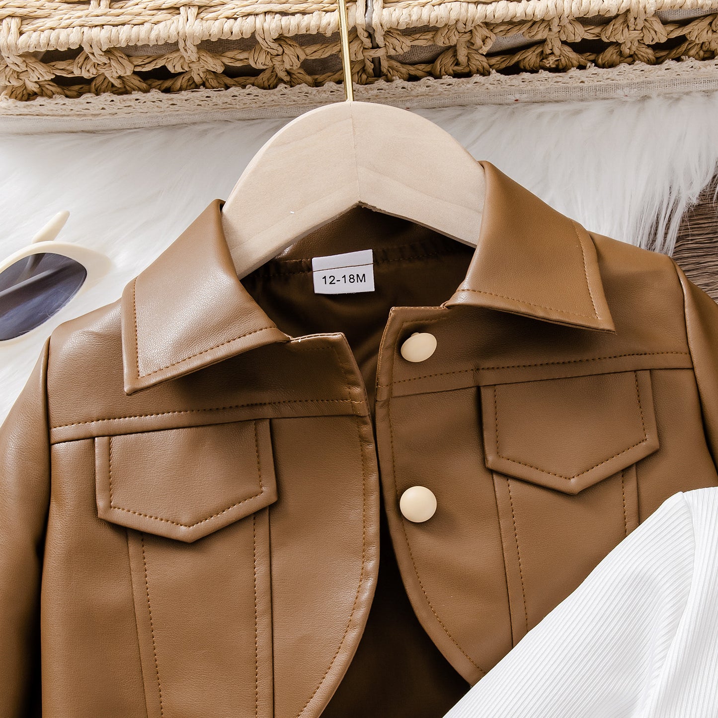 無地ブラウンカラーの子ども用長袖トップス正面全体写真