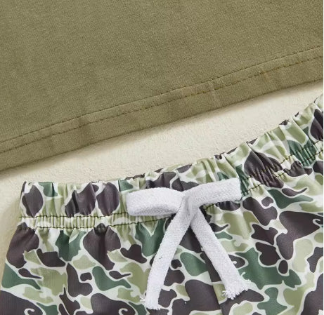 すっきりカモフラでこなれ見えする 男の子ベビー上下セット 半袖トップス&ショートパンツ フェイクポケットプリント ポリエステル 0〜6ヶ月〜2〜3歳