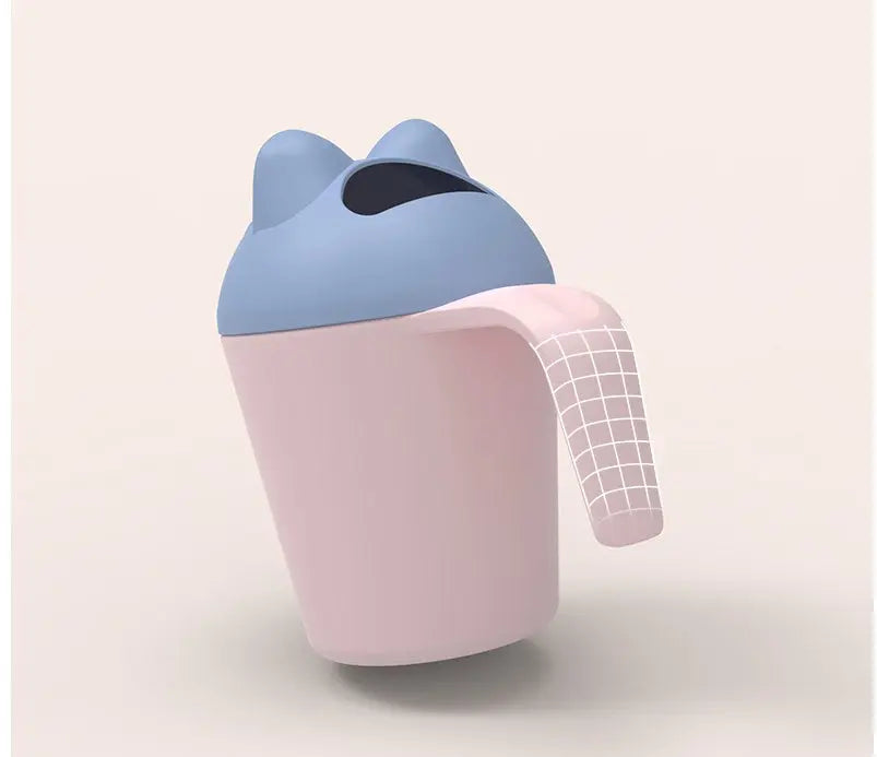 ライトピンク すすぎ使用イメージ(ベビーシャンプーカップ)片手で注げる