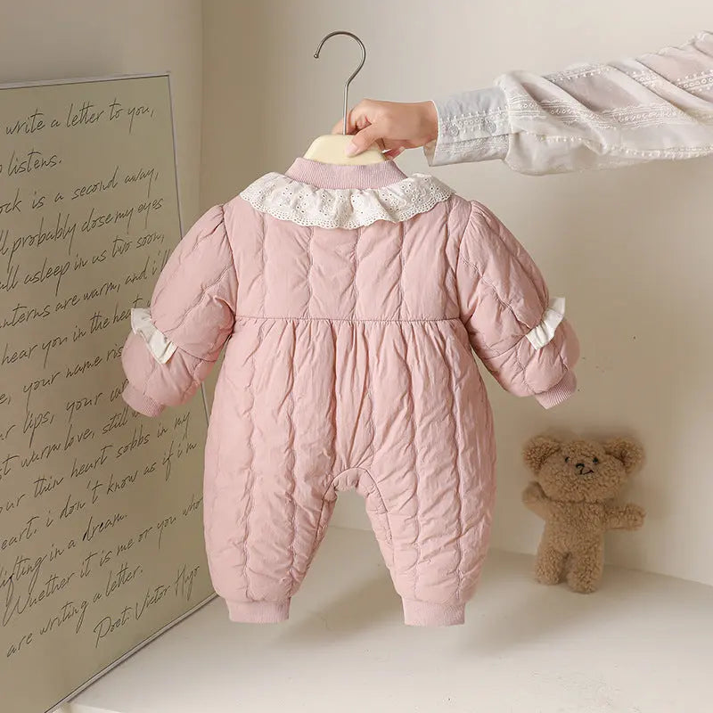 ロンパースを平置きにした全体写真、厚みと立体感が分かる