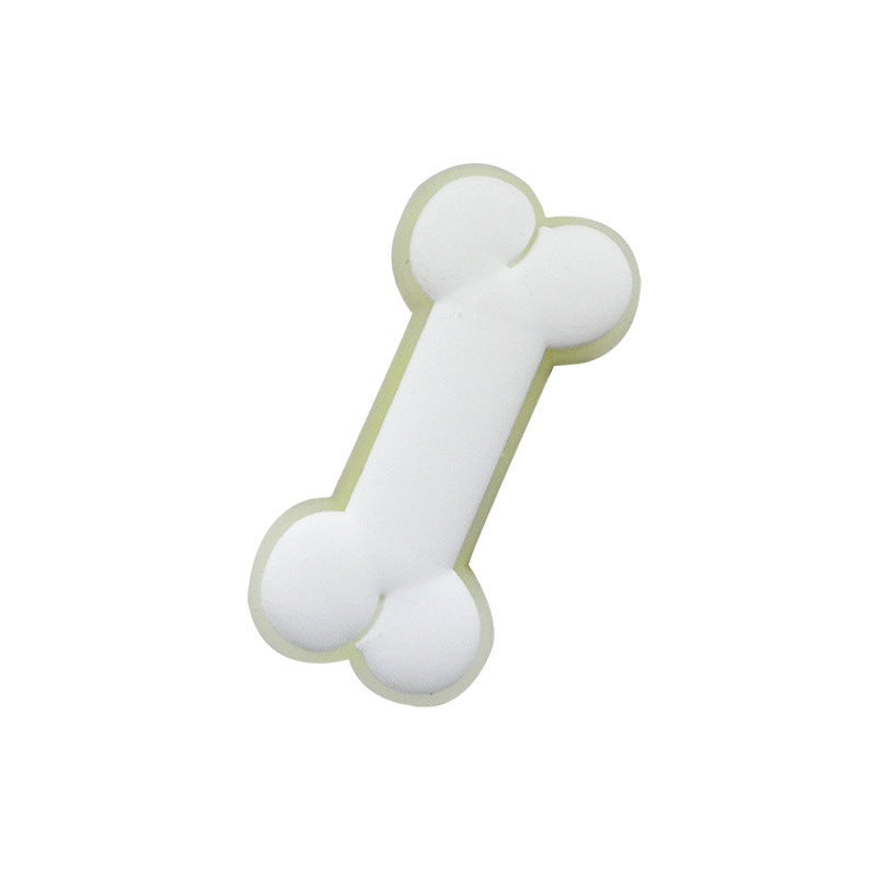 白い骨モチーフシューズチャームを斜めから撮影した商品写真