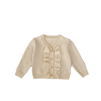 フロントボタンとVネックデザインのディテール
