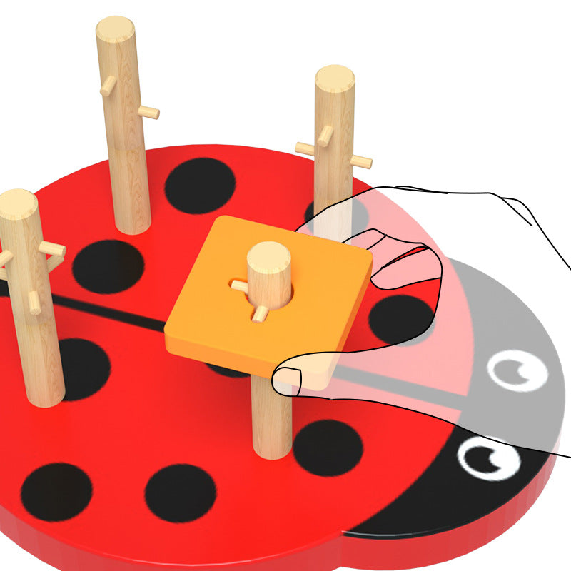 てんとう虫ベースの上に形プレートを置いた状態が分かるクローズアップ 形合わせ知育トイ
