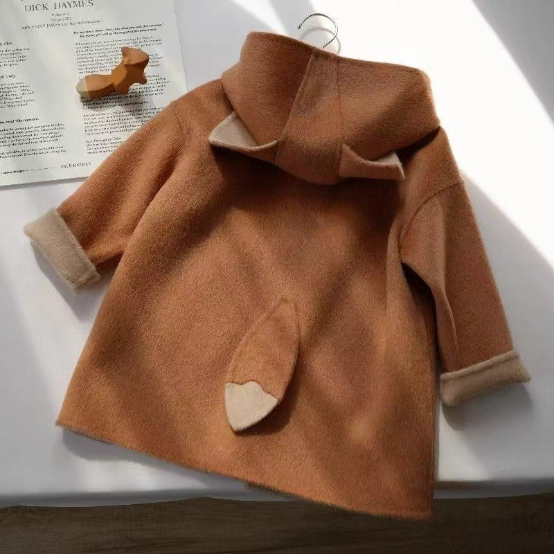 ミドル丈シルエットとシングルボタンが見えるガールズコートの前面写真
