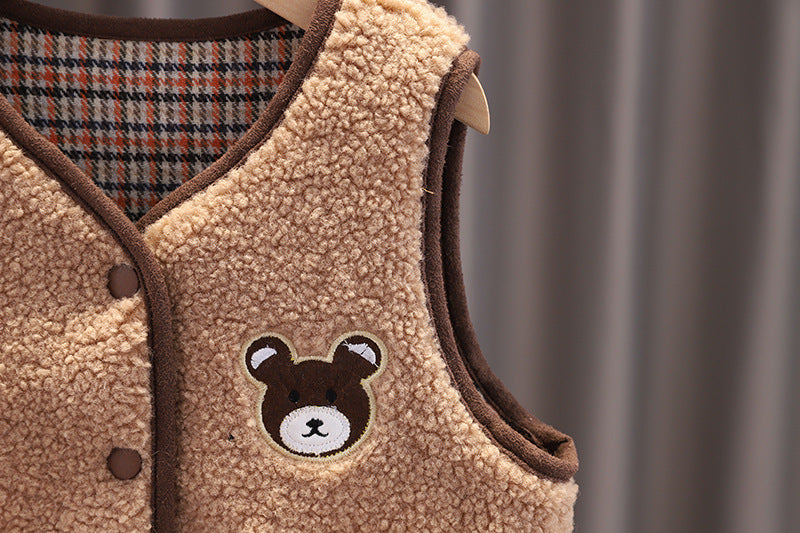 ブラウンカラーのベビーベアデザインフリースベストのクローズアップ
