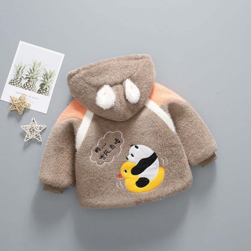 中綿入りでふっくらしたシルエットの子ども用防寒コートの平置き写真
