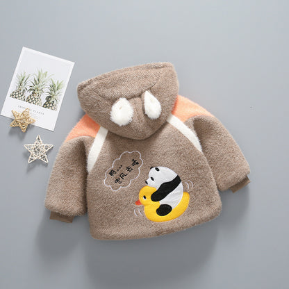 中綿入りでふっくらしたシルエットの子ども用防寒コートの平置き写真
