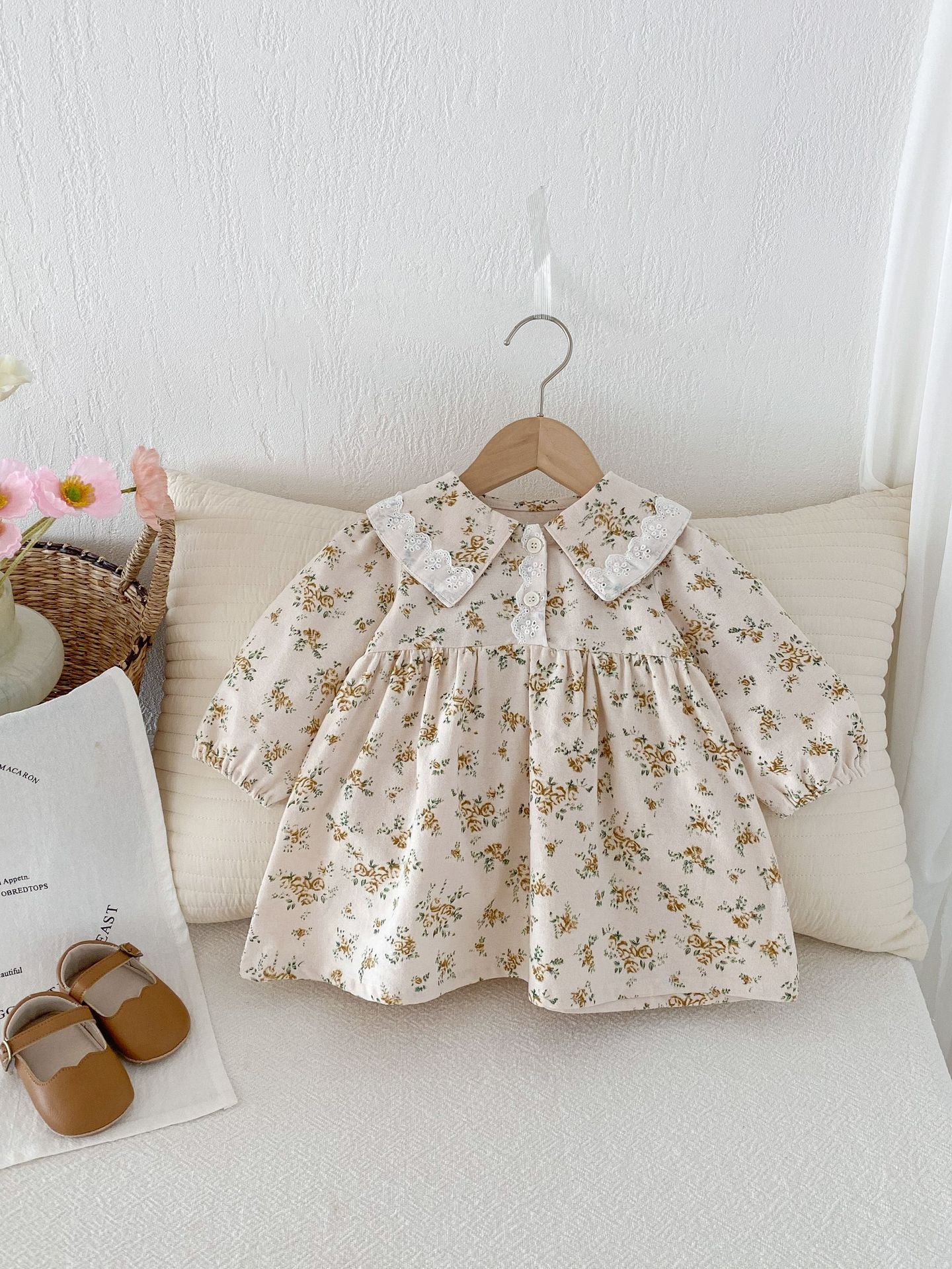 上品なフローラルデザインのキッズドレス
