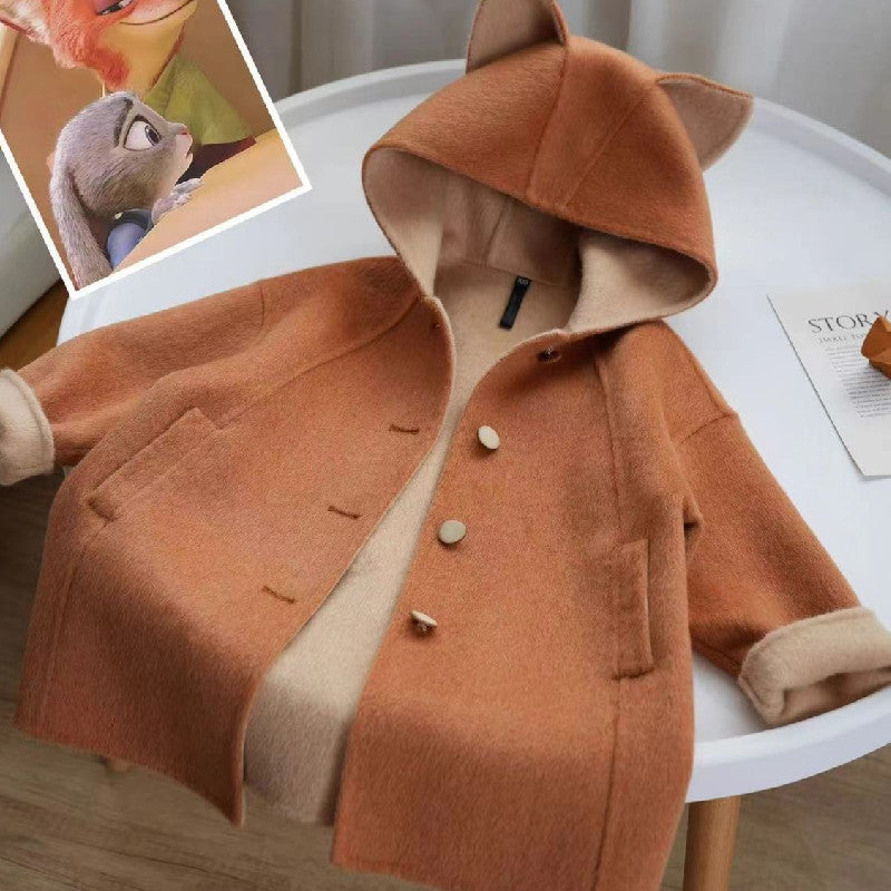 フォックス耳付きフードの厚手ウール風ミドルコートがハンガーに掛けられた写真
