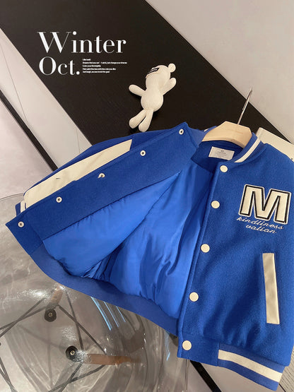 ボタンを開けてインナーのニットが見えるようスタイリングした着用イメージ写真
