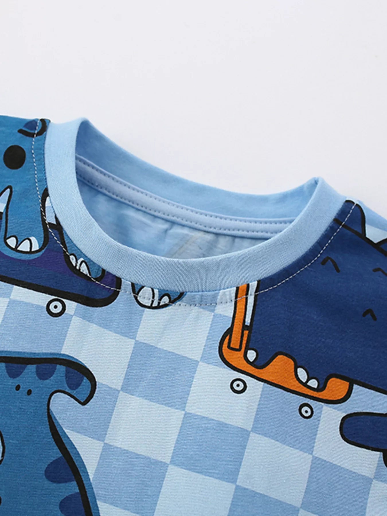 ライトブルー地に恐竜プリントの長袖トップス
