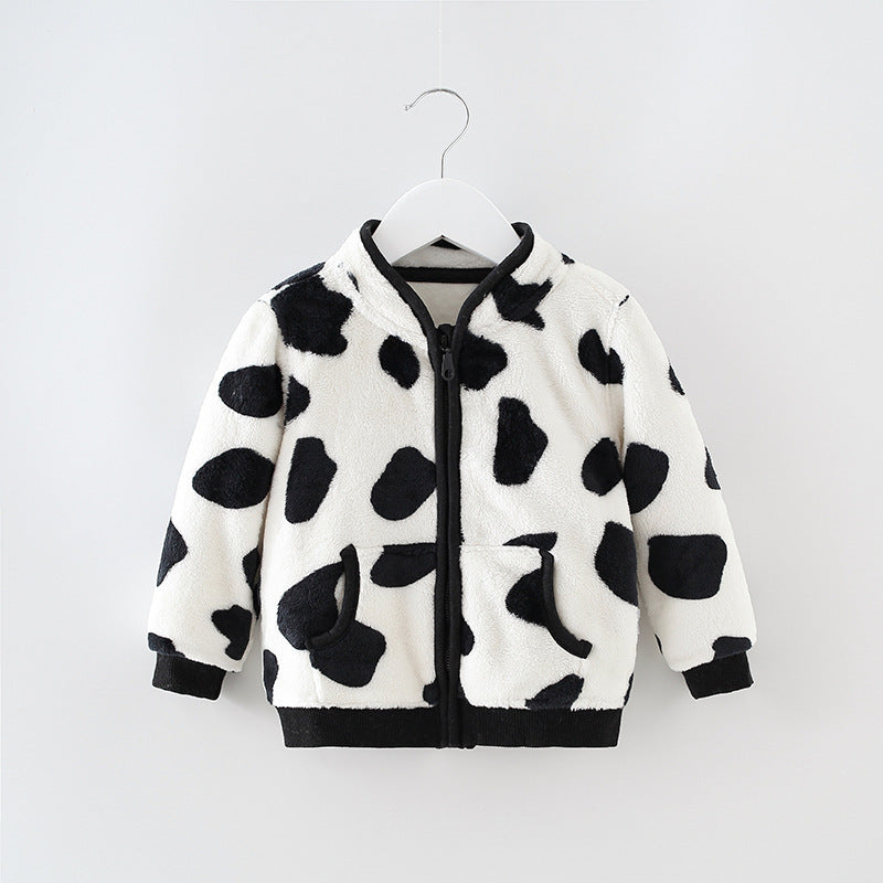 牛柄モノトーンフランネルジャケットの首元と立ち襟デザインのクローズアップ
