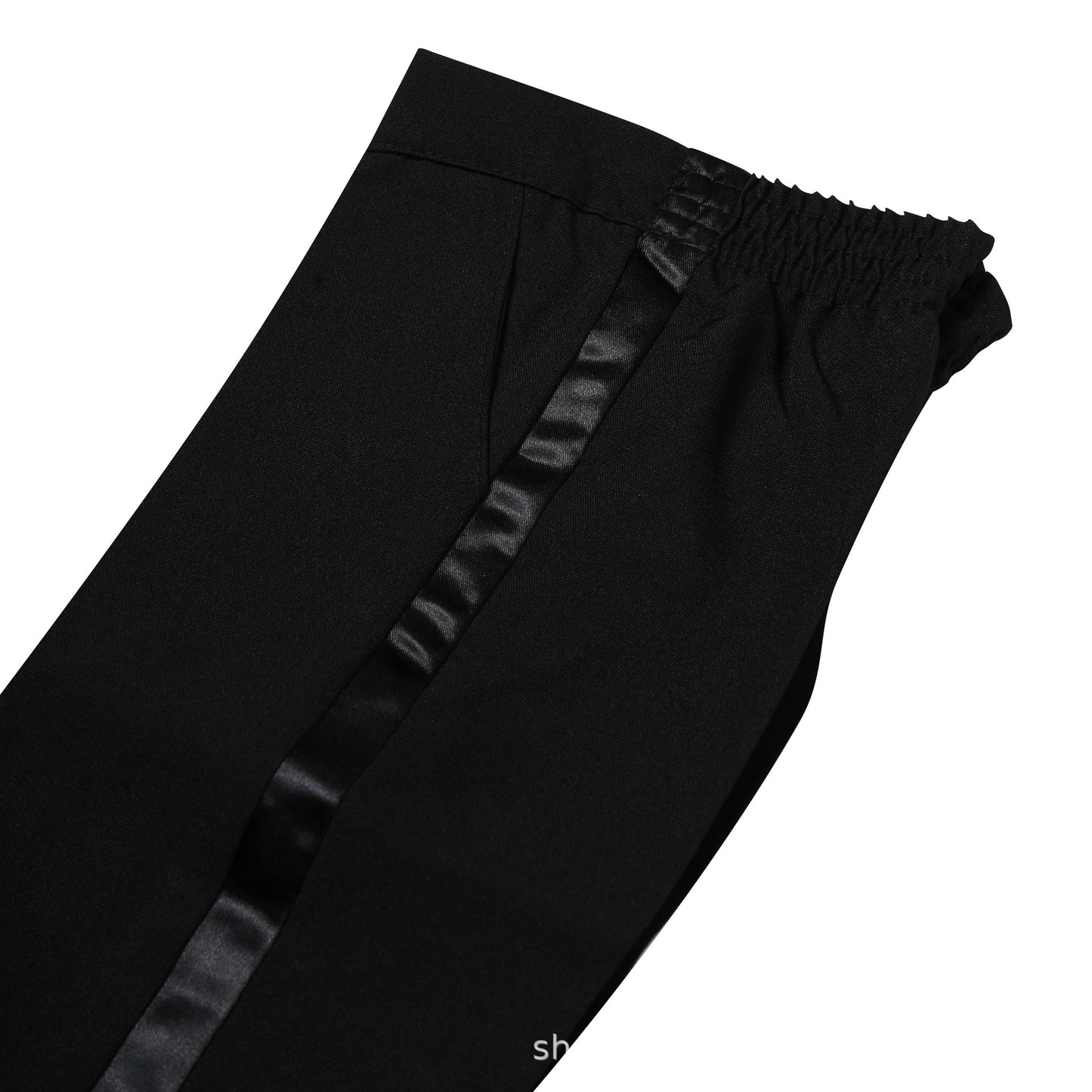 無地ブラックの子ども用スーツ上下セットをハンガーに掛けたイメージ写真
