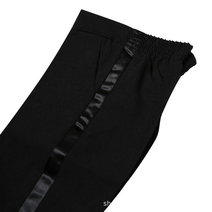 無地ブラックの子ども用スーツ上下セットをハンガーに掛けたイメージ写真
