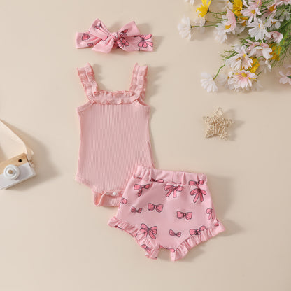 ピンクの上下セットとヘアバンドのコーディネートイメージ
