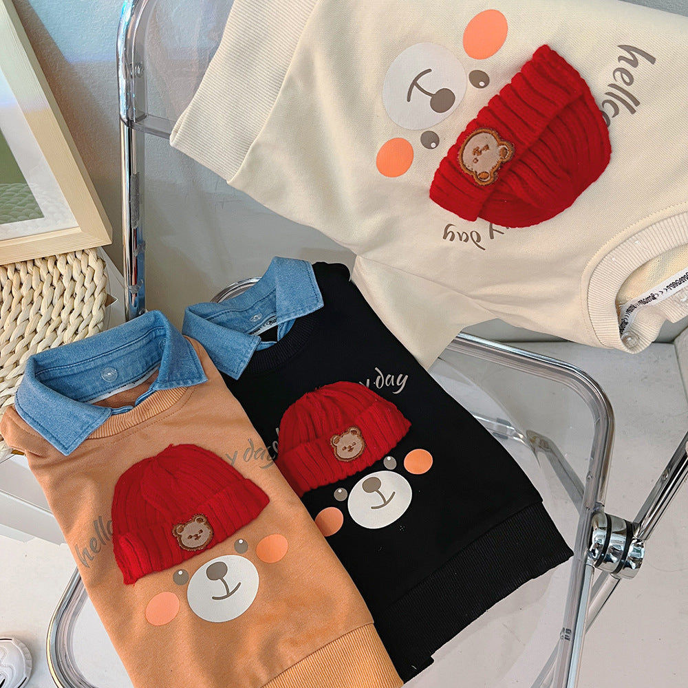 ベージュ・ブラック・キャメル系のくまプリントスウェットとデニムパンツを重ねて並べたカラーバリエーションフラットレイ
