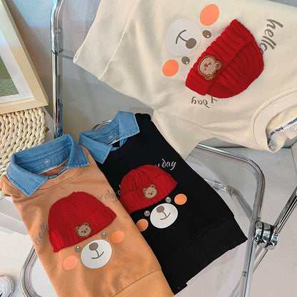 ベージュ・ブラック・キャメル系のくまプリントスウェットとデニムパンツを重ねて並べたカラーバリエーションフラットレイ
