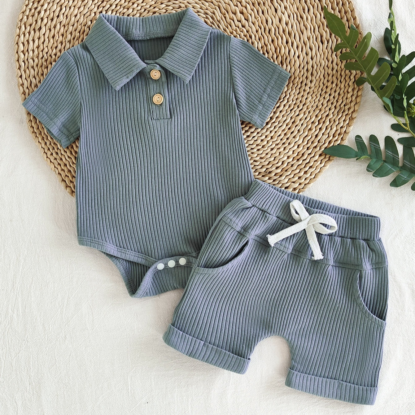 シーブルーのポロ襟風ボディスーツとショートパンツ 俯瞰イメージ
