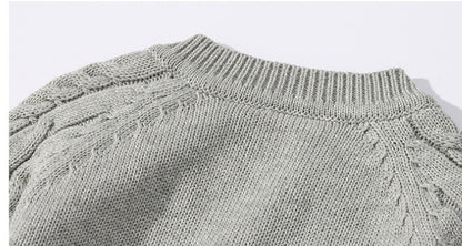 暖かいニット素材のベビー服
