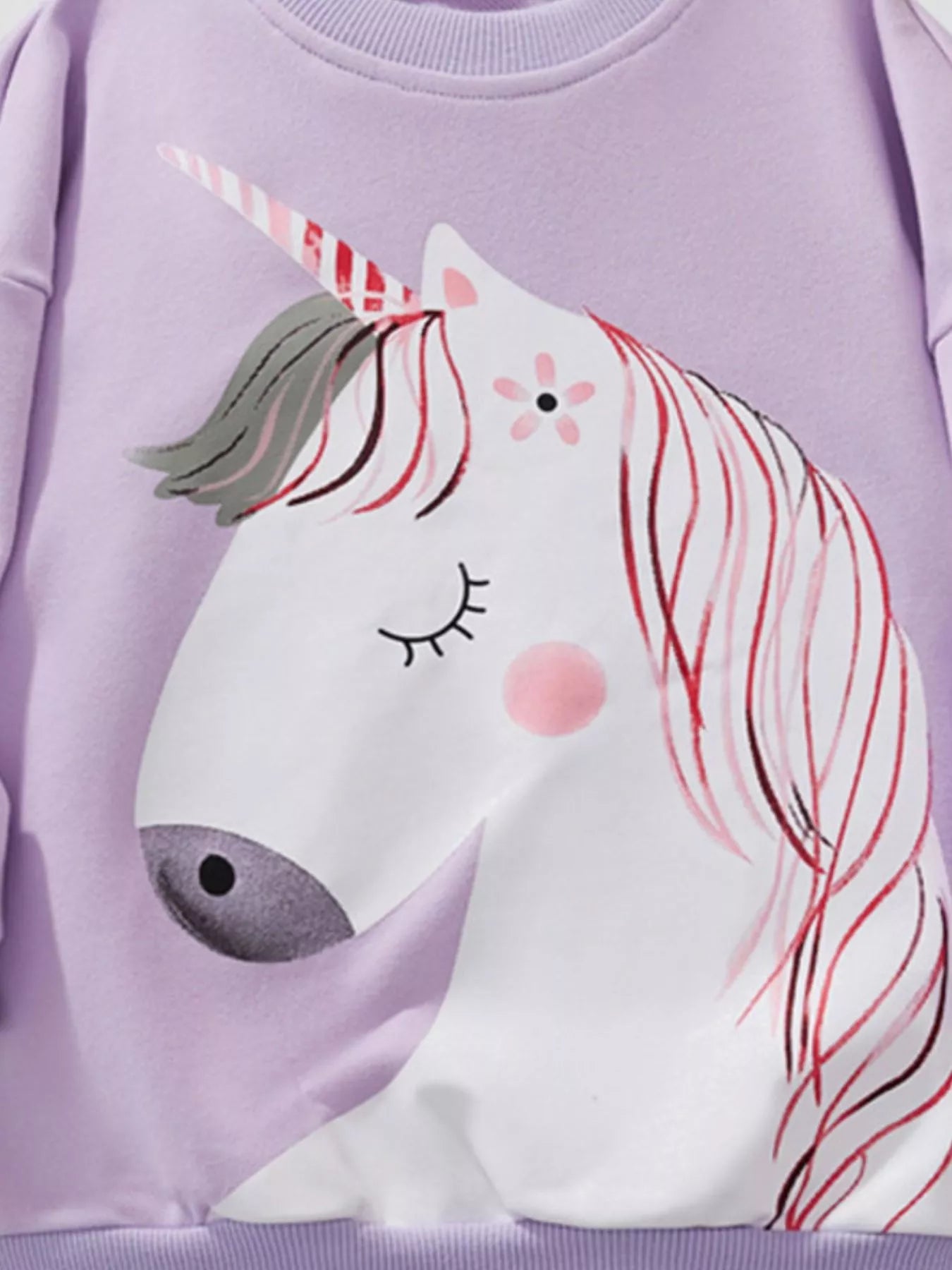 ユニコーンプリントスウェットの胸元デザインアップ
