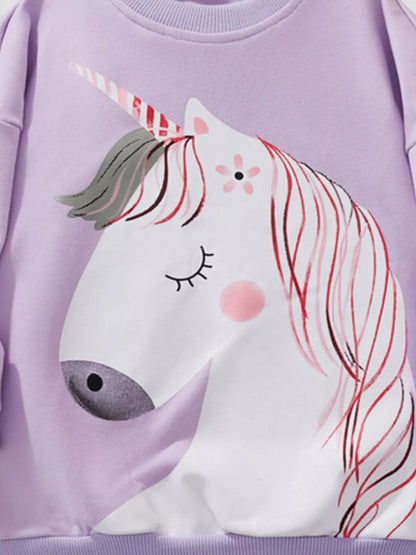 ユニコーンプリントスウェットの胸元デザインアップ
