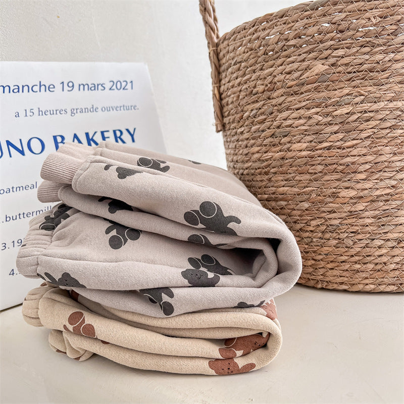 裾に向かってゆったり落ちるシルエットが分かるくま柄キッズパンツの全体画像
