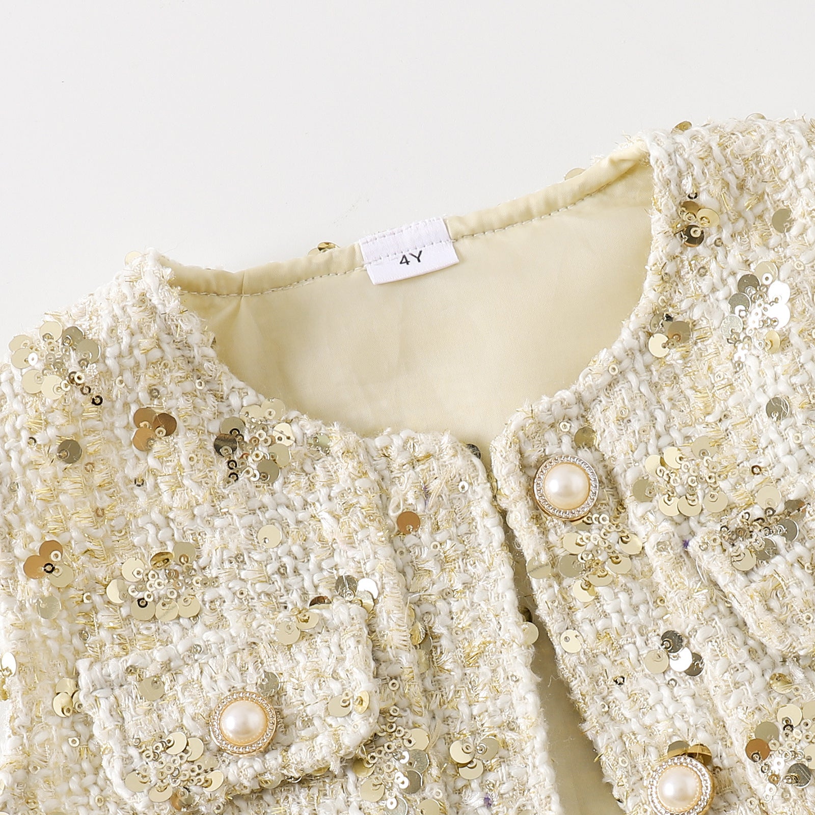 花柄デザインが入ったコットンブラウスの正面アップ
