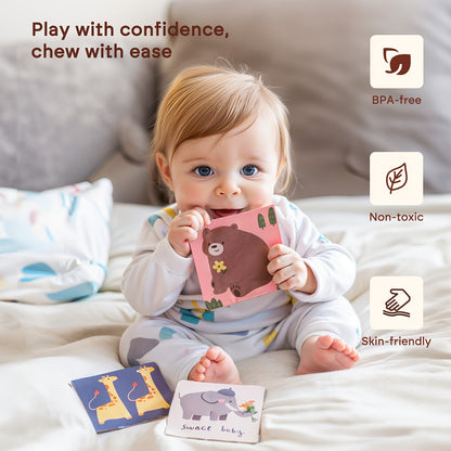 赤ちゃんがソフトカードを手にして遊ぶ布製知育セットの使用イメージ
