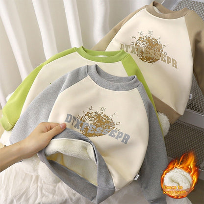 ラムウール風生地の子ども用カートゥーントレーナーを並べた画像
