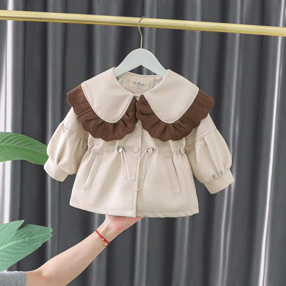 ホワイトとブラウンのコントラストが可愛い子ども用コート
