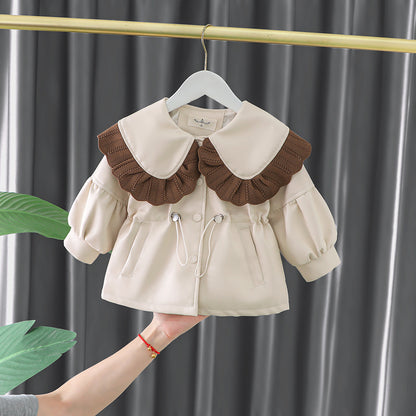 ホワイトとブラウンのコントラストが可愛い子ども用コート
