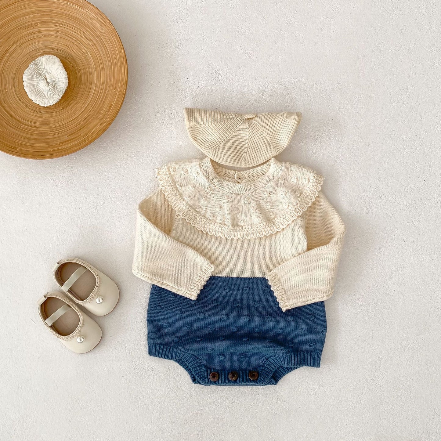 フリル襟付きベビー長袖ボディスーツを平置きで撮影した全体カット
