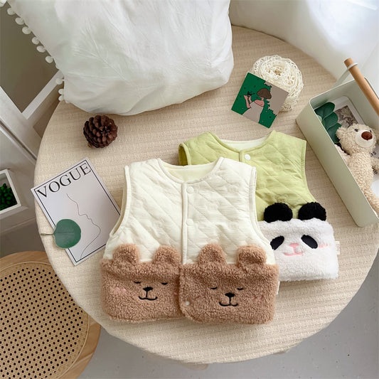 ブラウンベアポケットが目立つもこもこフリースベスト正面画像 ベビーキッズ用ノースリーブアウター
