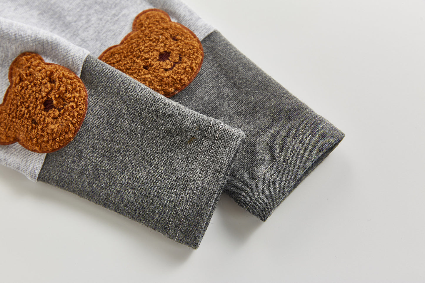 伸びの良い総ゴムウエストが分かる子ども用くまワッペンパンツのウエスト部分
